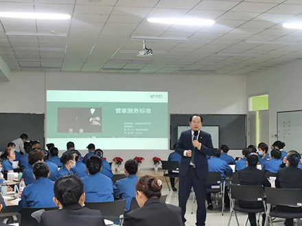 绿城物业专家为我司骨干成员培训1